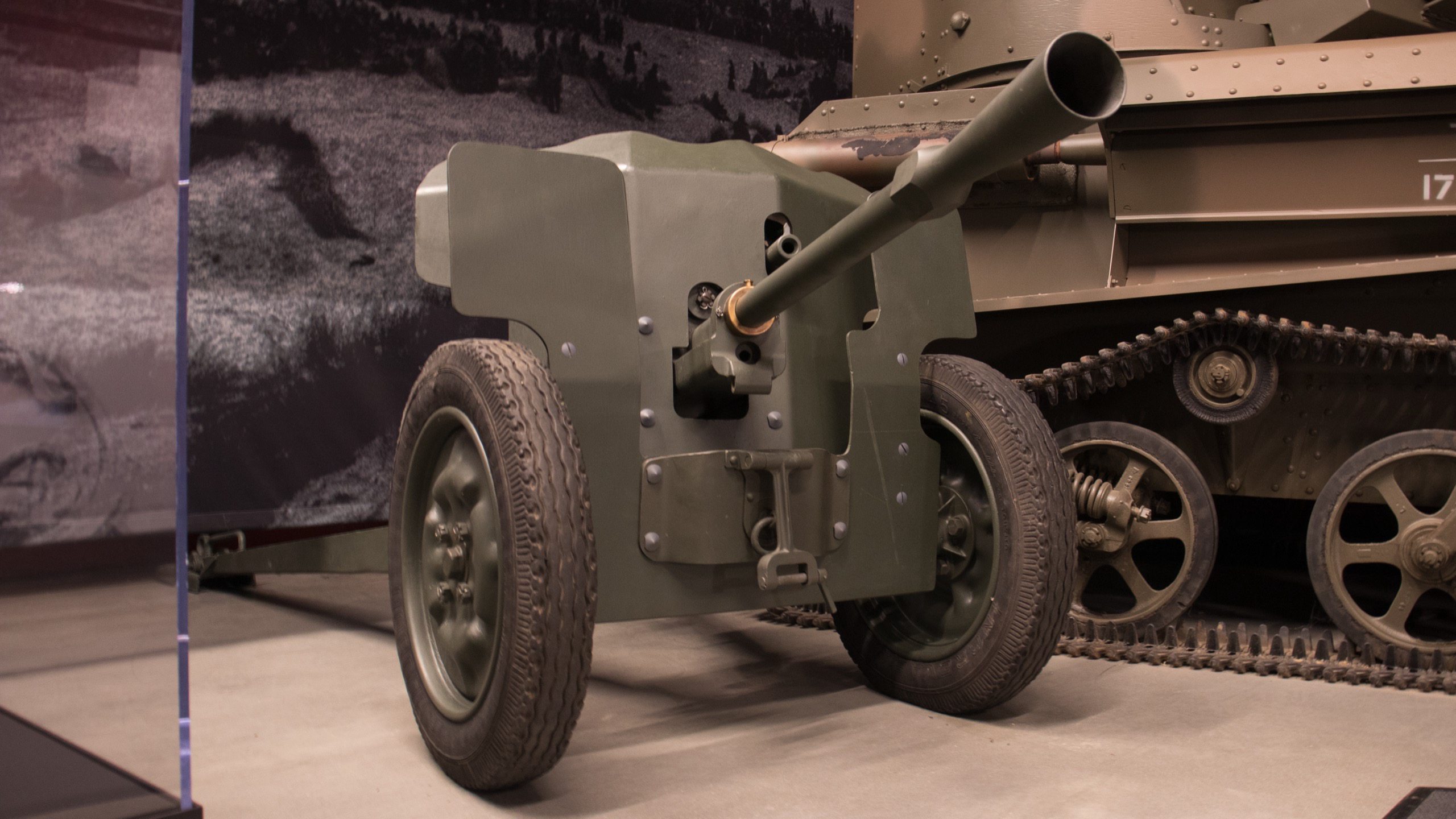 1934 25mm Hotchkiss Anti-Tank Gun, right front