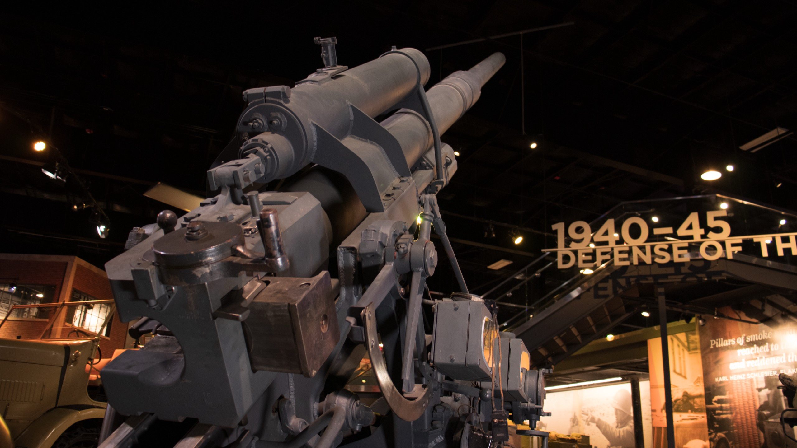 1943 8.8 cm (88mm) Flugabwehrkanone Flak 37, low 2