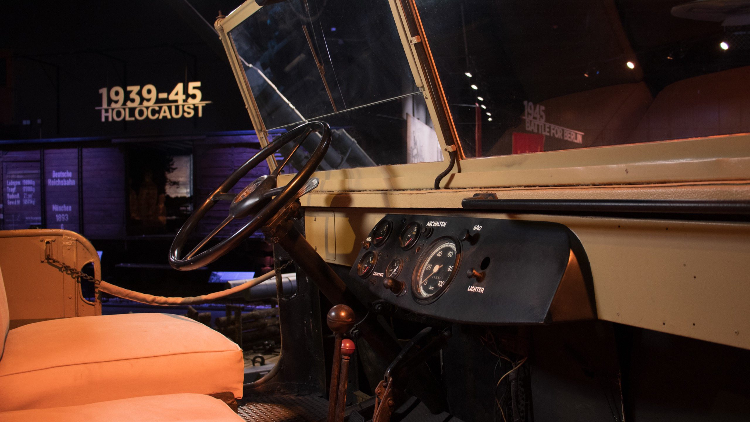 1943 Sonderkraftfahrzeug Sd.Kfz. 8, interior