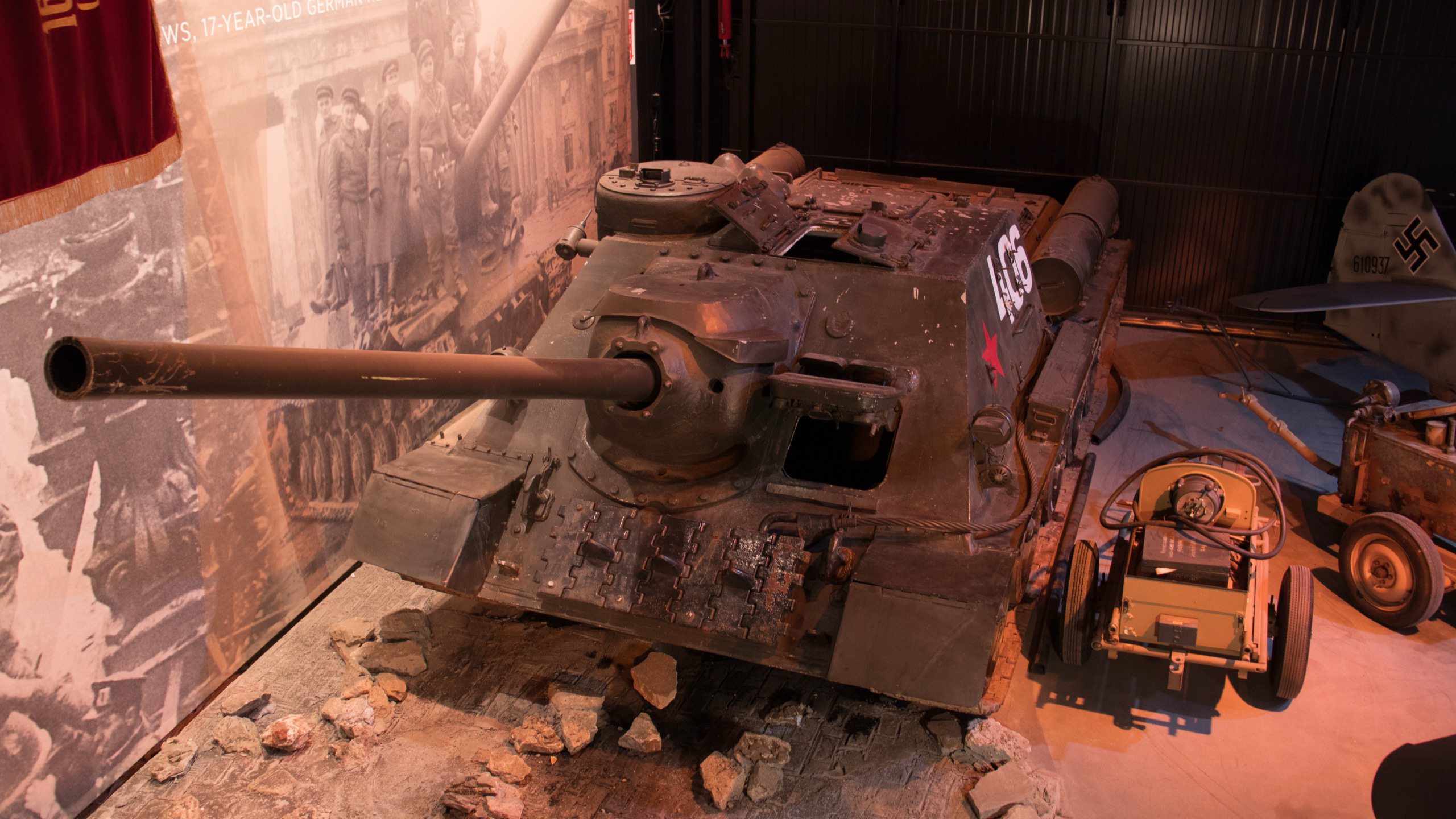 1944 Soviet SU-100, hero image